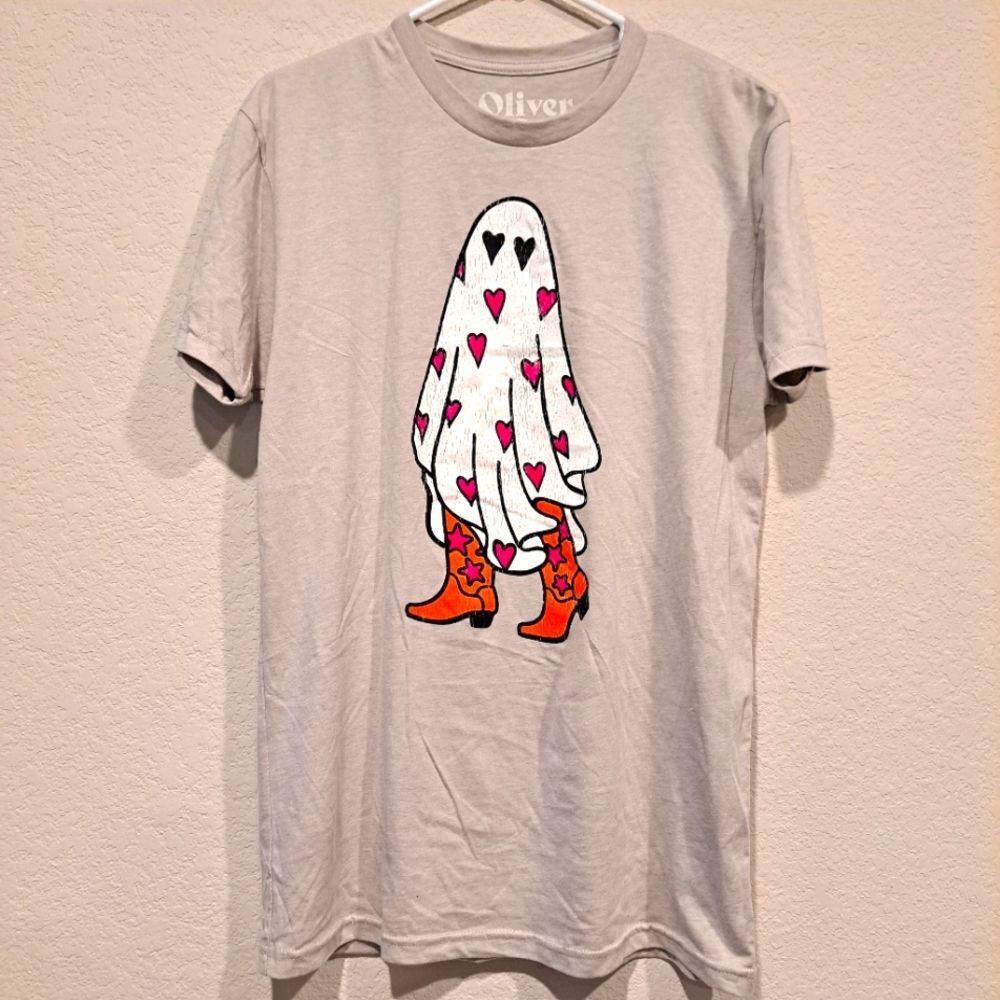 Oliver & Otis t-shirt with ghost cowgirl print, hearts on sheet, greige size M